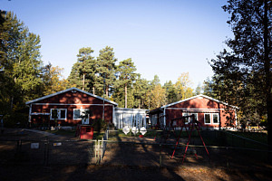 Tallbackens förskola ligger i nära anslutning till skog och Vitalisskolan.