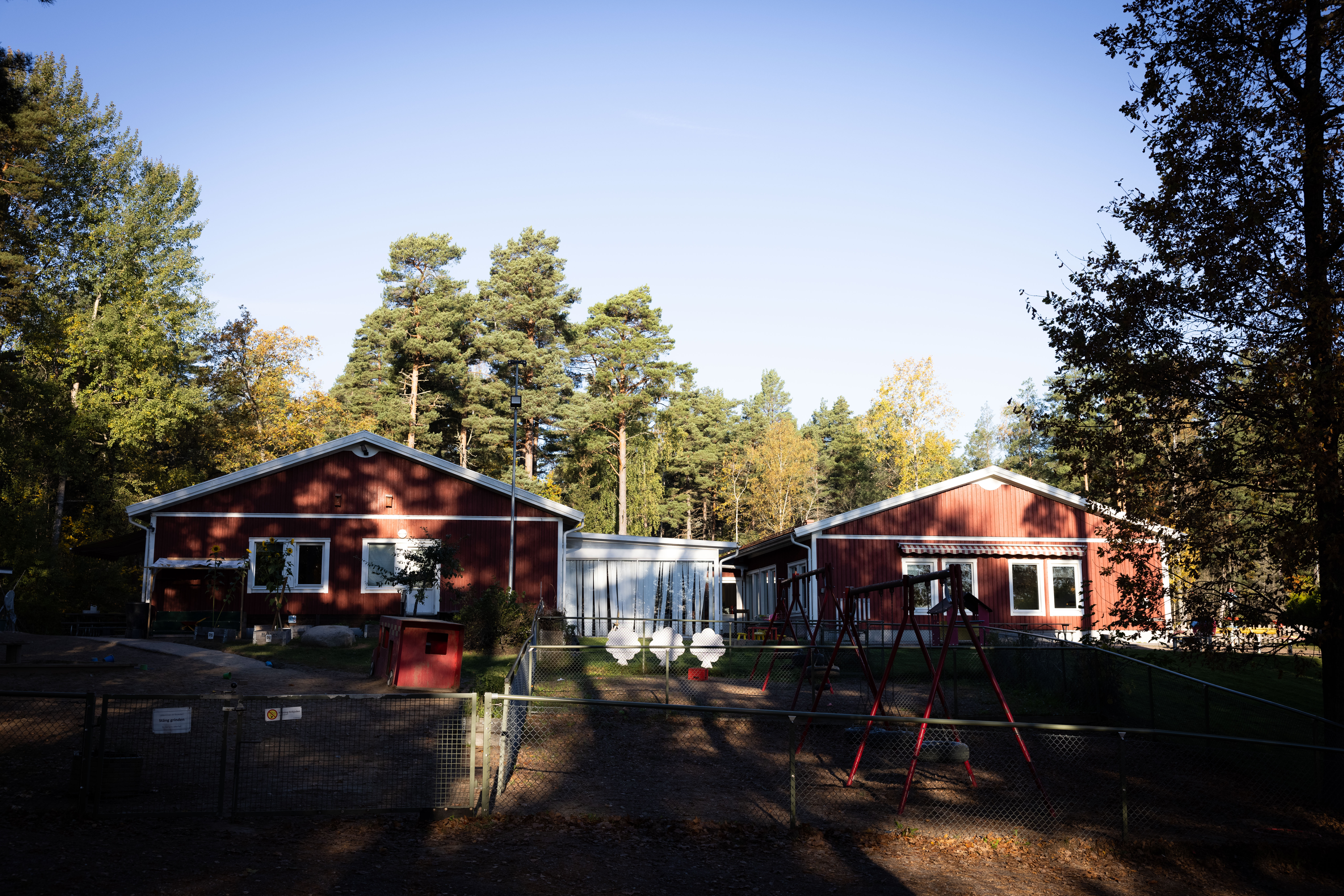 Tallbackens förskola ligger i nära anslutning till skog och Vitalisskolan.