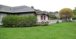 Ängsgården är en låg tegelbyggnad som ligger i anslutning till Trosa vårdcentral.