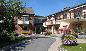 Häradsgården ligger i Vagnhärad omgiven. Byggnaden är tvåvåningar och med stora balkonger ut mot innergården.