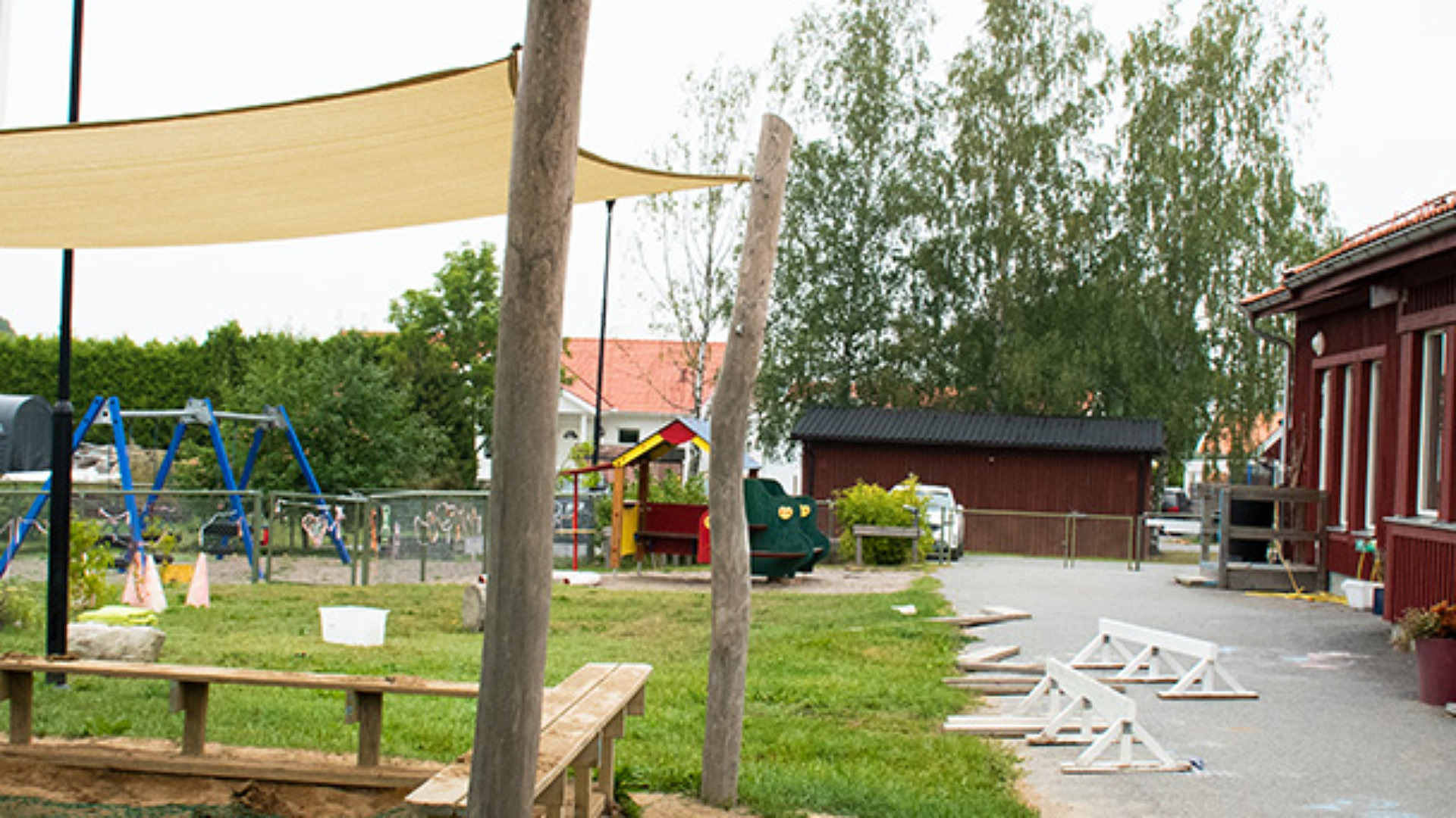 Gården till förskolan Björke är fylld med ytor där barnen kan leka. Här finns gräsmatta, sandlådor, gungor, hinderbana och mycket mer. Förskolan är en enplansbyggnad i rött.