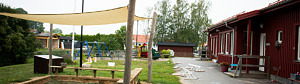 Gården till förskolan Björke är fylld med ytor där barnen kan leka. Här finns gräsmatta, sandlådor, gungor, hinderbana och mycket mer. Förskolan är en enplansbyggnad i rött.