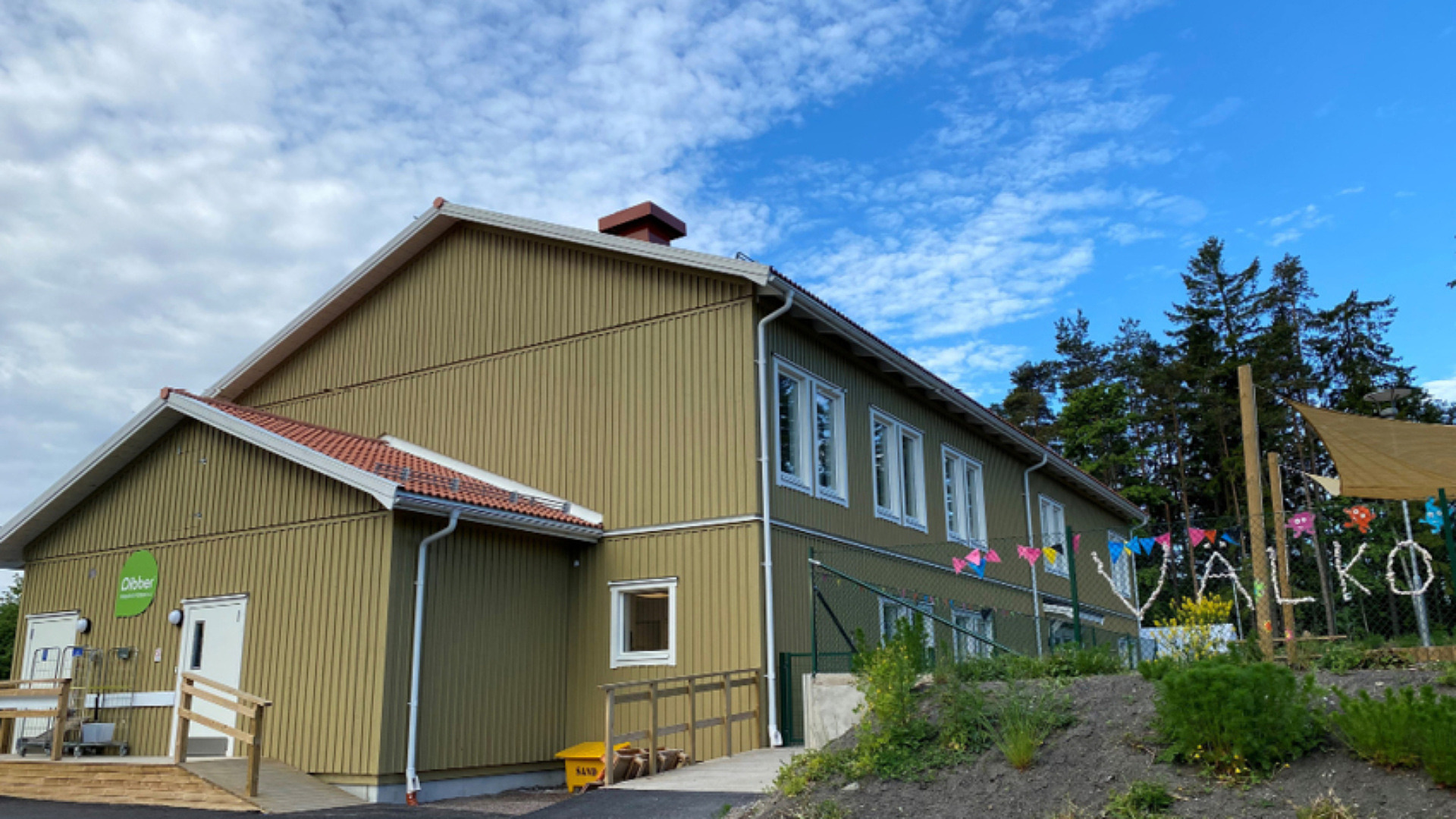 Dibber Fänsåker är en fristående förskola i området Fänsåker i Vagnhärad. Byggnaden har två våningar och gården delas av barnen som går här.
