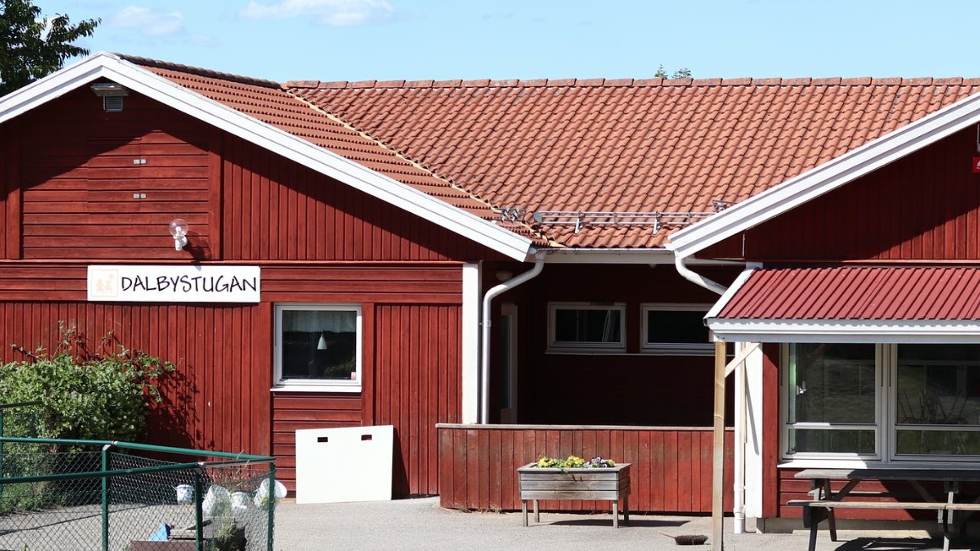 Dalbystugans förskola är en fristående förskola i Västerljung. Förskolan ligger i ett rött enplanshus.