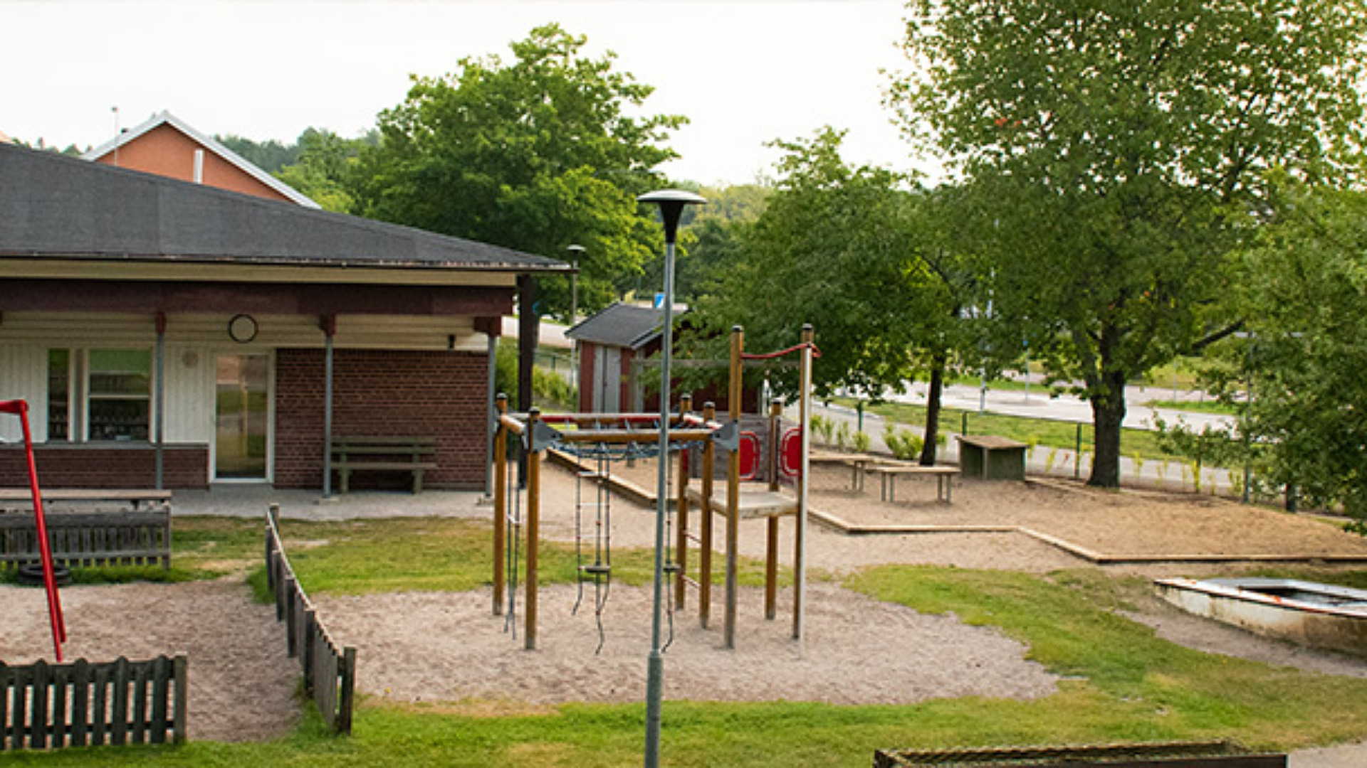 Tomtaklints förskola ha en stor gård med rutschkana, sandlåda, klätterställning och mykcet mer. Förskolan är en enplansbyggnad i tegel.
