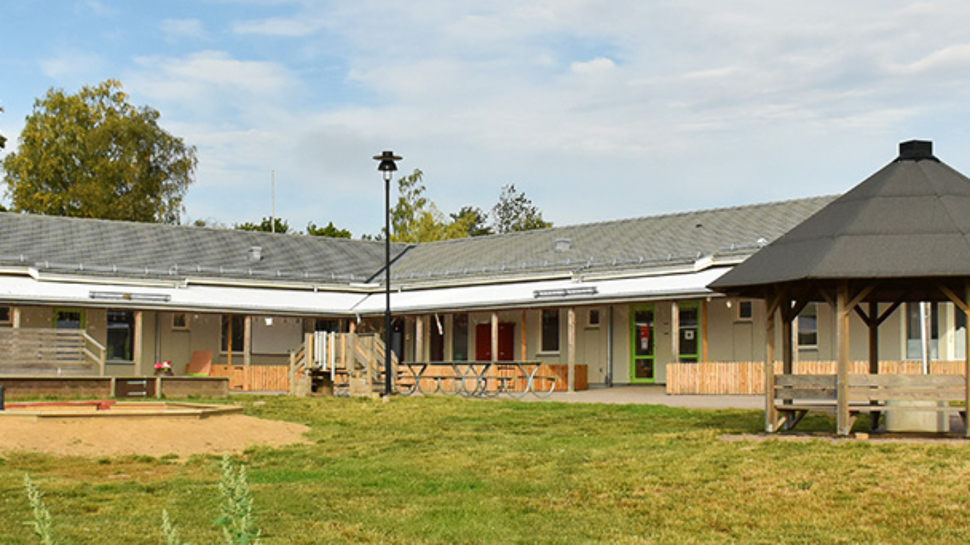 Väsby förskola håller till i en enplans byggnad. På gården finns stora grönområden samt en lekplats, en sandlåda och på gräset finns plats för odling i pallkragar.