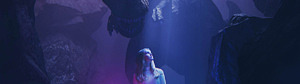 En flicka tittar upp i en mörk virtuell värld i mörkblått och lila, ovanför står en stor dinosaurie.