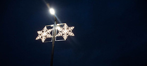 Julbelysning i form av lysande snöflingor lyser upp i mörkret