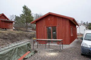 Röd byggnad under uppförande.