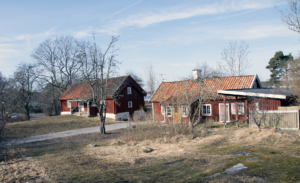 Två av byggnaderna på Edanö gård.