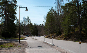 Gång- och cykelväg intill en vägbana, där de båda vägarna skiljs åt av kantsten och låga stolpar