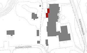 Kartillustration över Kyrkskolan där befintlig byggnader är markerade i grått och tillbyggnaden i rött
