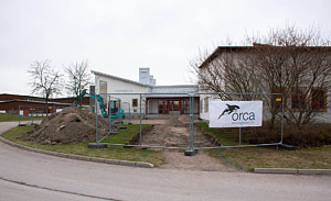 Uteplatsen vid Kulturskolans entré är inhägnad, gångstråket är urgrävt och på stängslet syns en banderoll med Orcas logotyp.
