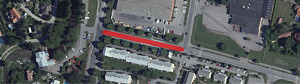 Kartvy ovan Stensundsvägens busshållplats där en röd linje mellan korsningen till Ådavägen och Industrigatan markerar var arbetet kommer äga rum