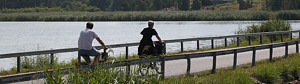 En man och en kvinna cyklar på Edanöbron i Trosa