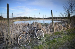 Våtmarken i Vagnhärad med en cykel uppställd framför.
