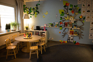 De olika rummen på förskolan har olika färger på väggarna, här inne är väggarna blå och det finns ett litet bord att slå sig ner vid för att pyssla eller rita.