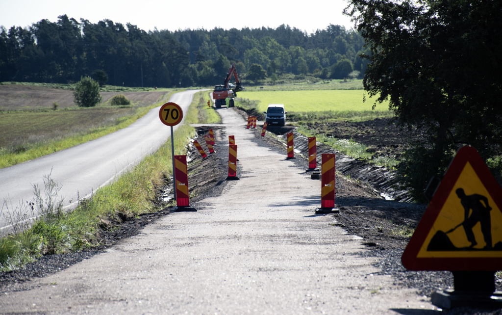 Gång- och cykelväg förbereds för ny asfalt.