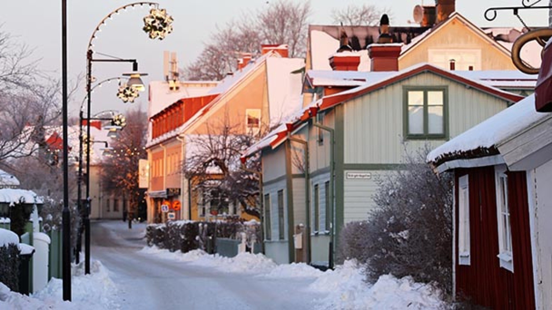 Östra långgatan med snö på mark och hustak.