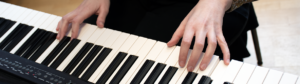 Närbild på händer som spelar piano.