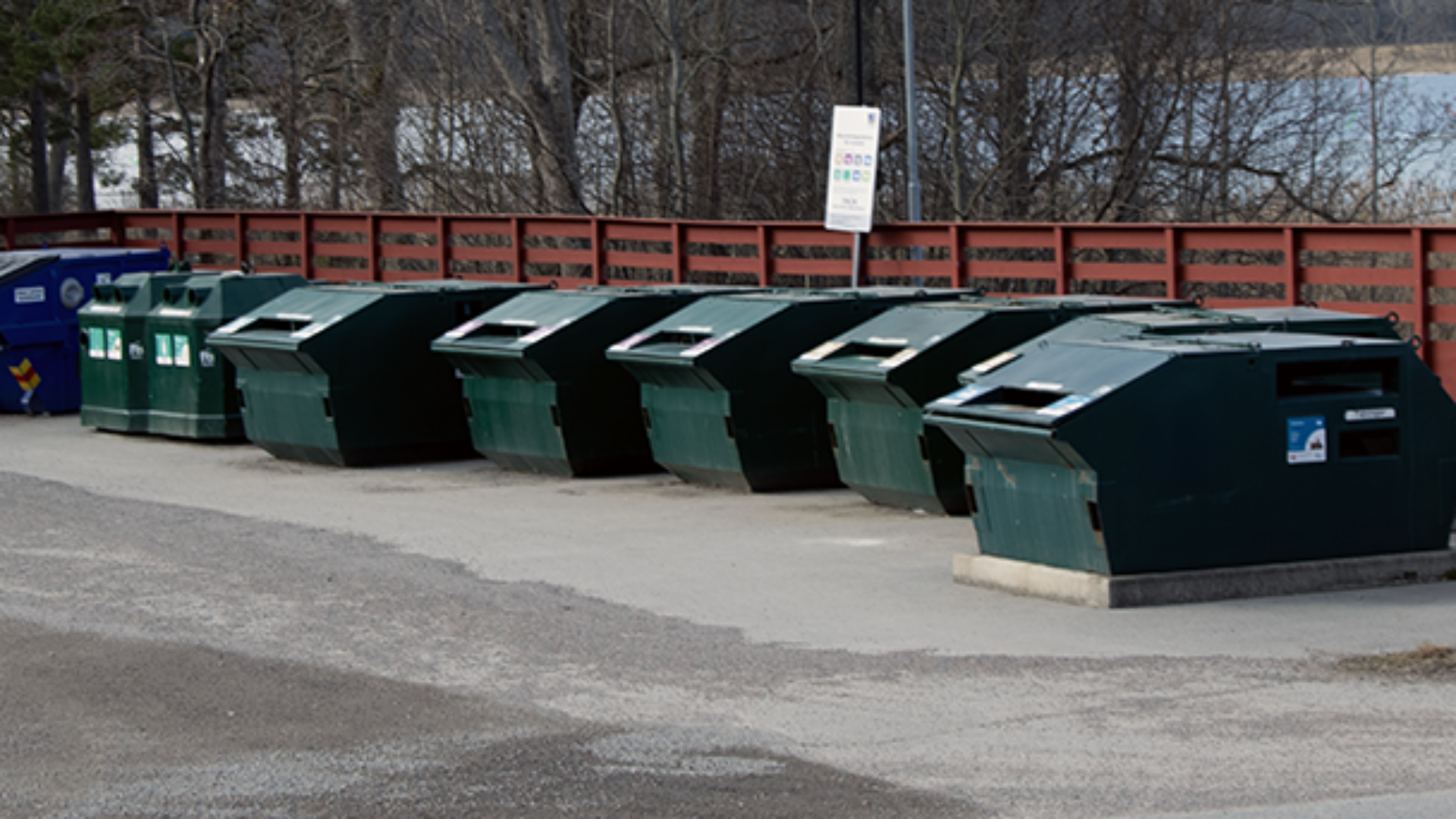 En rad containrar på en återvinningsstation.