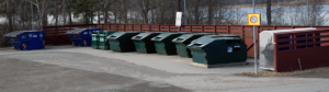 En rad containrar på en återvinningsstation.