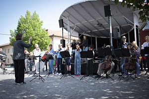 Elever ger konsert på Trosa torg.