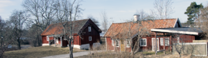 Två av byggnaderna på Edanö gård.
