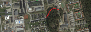Kartbild med ett rött streck från Byggvägen till Skärlagskolans område där gång- och cykelvägen planeras.