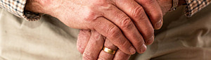 Närbild, händer, fingrar, ring.