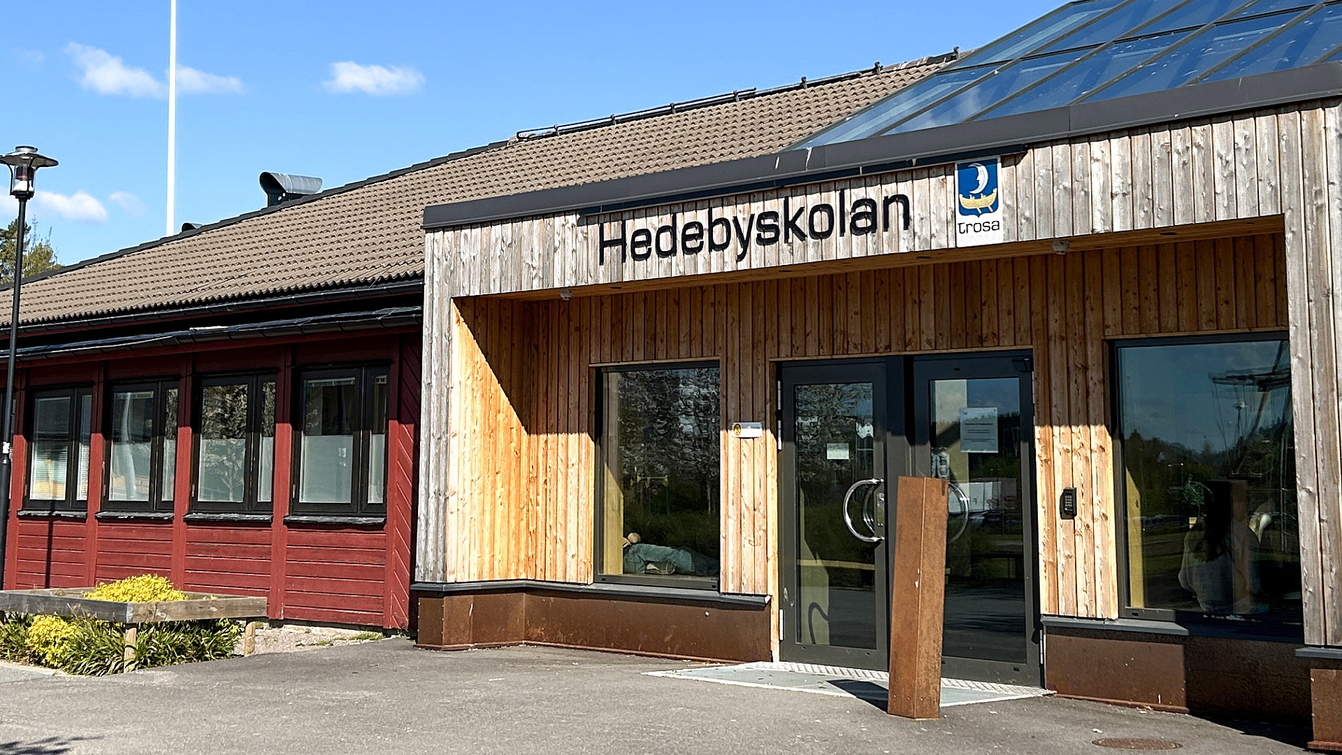 Exteriörbild av entrén till Hedebyskolan.