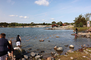 Utomhus, hav, klippor, barn, håvar