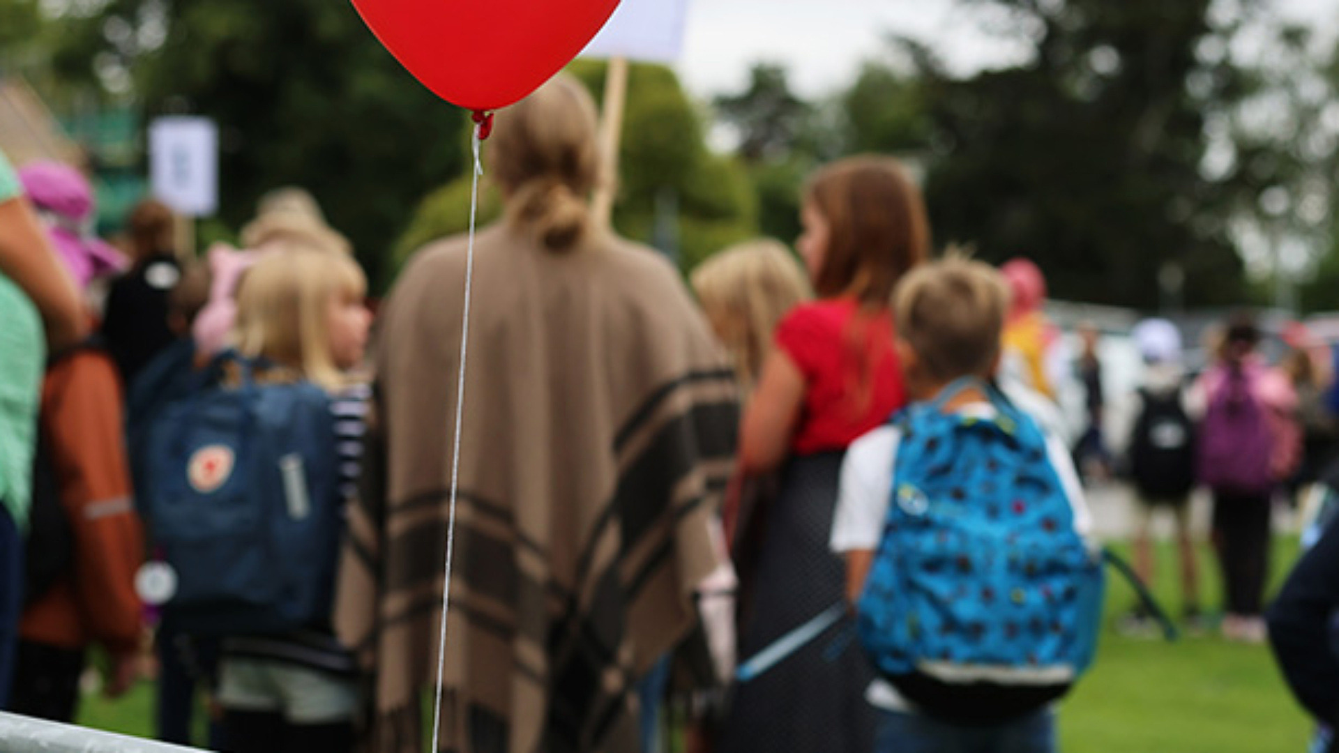 Utomhus, ryggsäckar, barn, ballonger