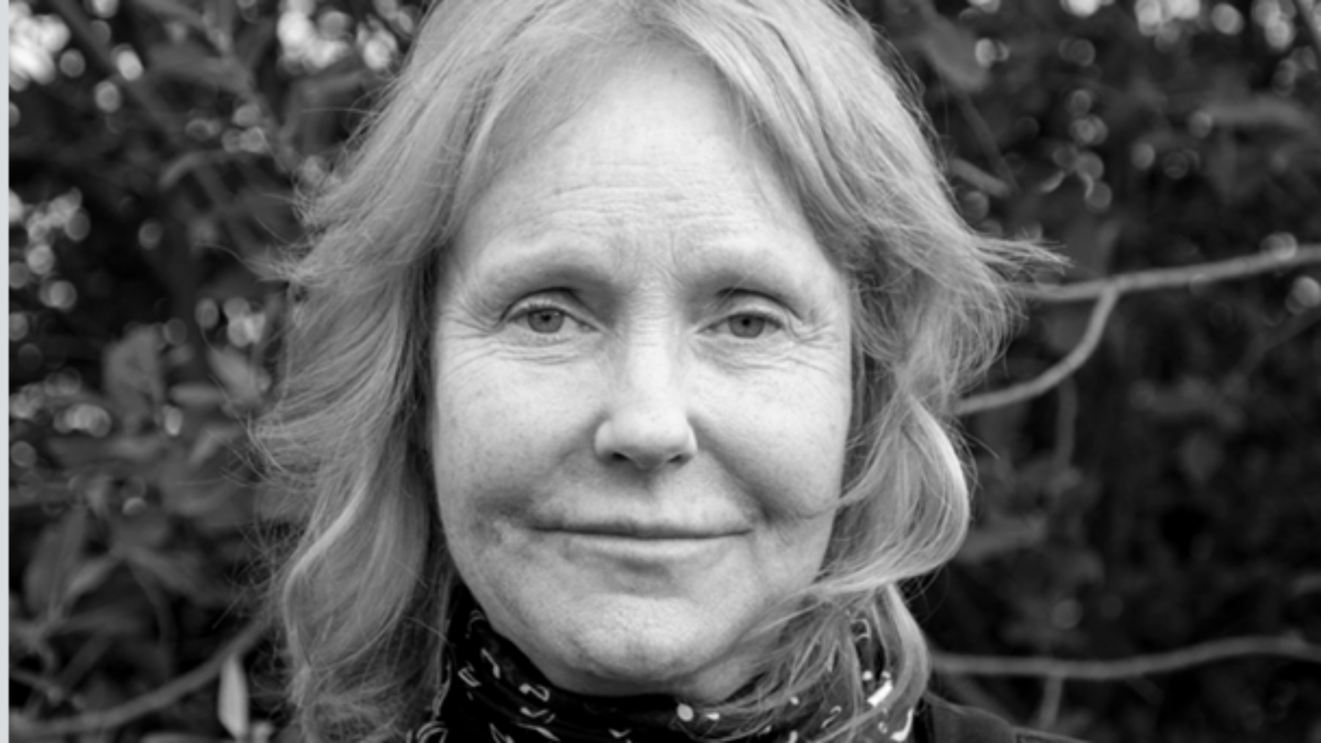 Svartvit porträttbild av Eva Ohlsson.