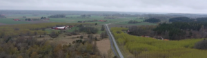 Västerljungsvägen med omgivande landskap (skog och åkrar) sedd från ovan.