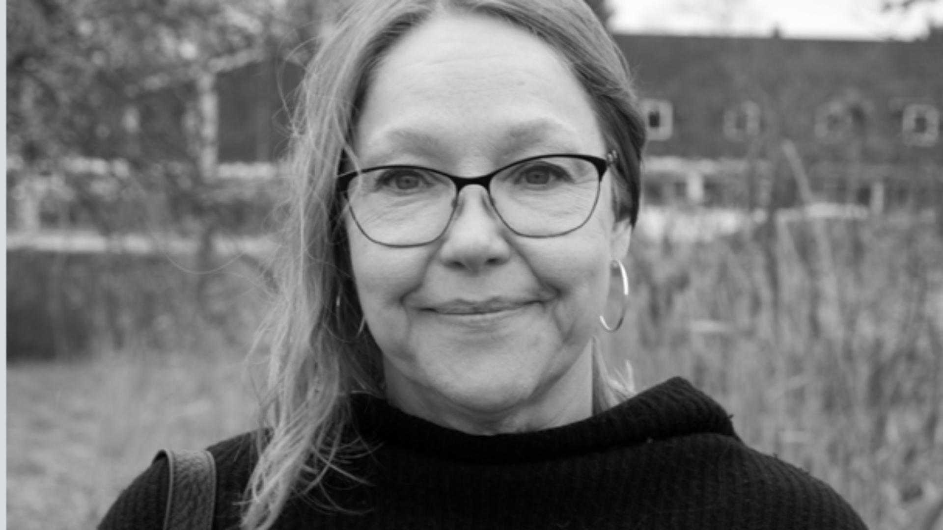 Svartvit porträttbild av Lisa Stenman.