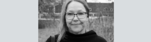 Svartvit porträttbild av Lisa Stenman.