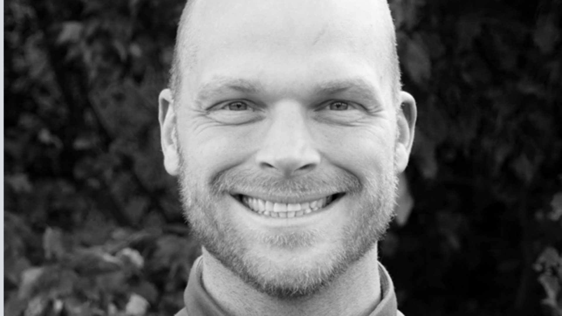 Svartvit porträttbild på Ludvig Karlsson.