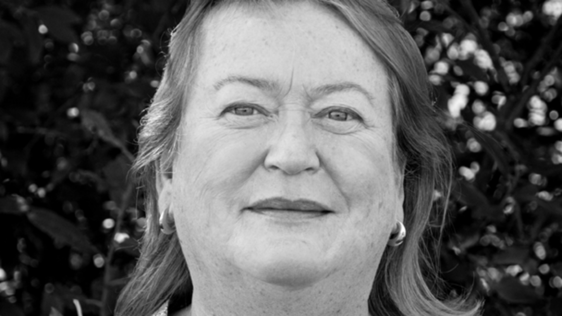 Svartvit porträttbild av Sofia Askeljung.