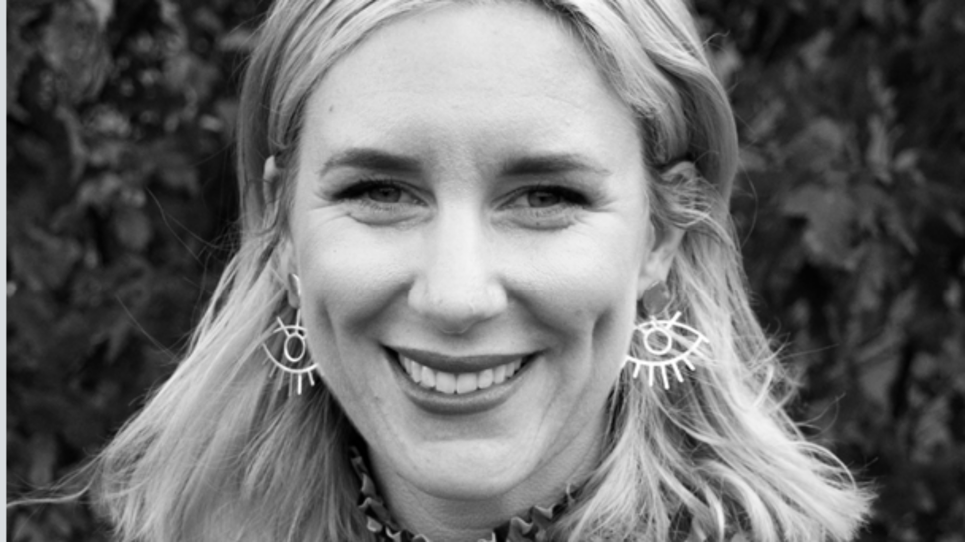 Svartvit porträttbild på Sofie Markne.