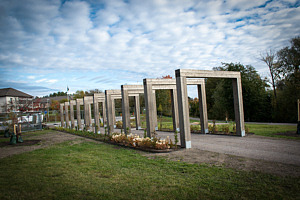 En pergola i parkmiljö.