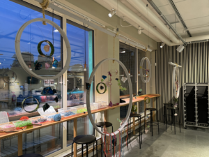 Stora drömfångare hänger framför ett fönster.