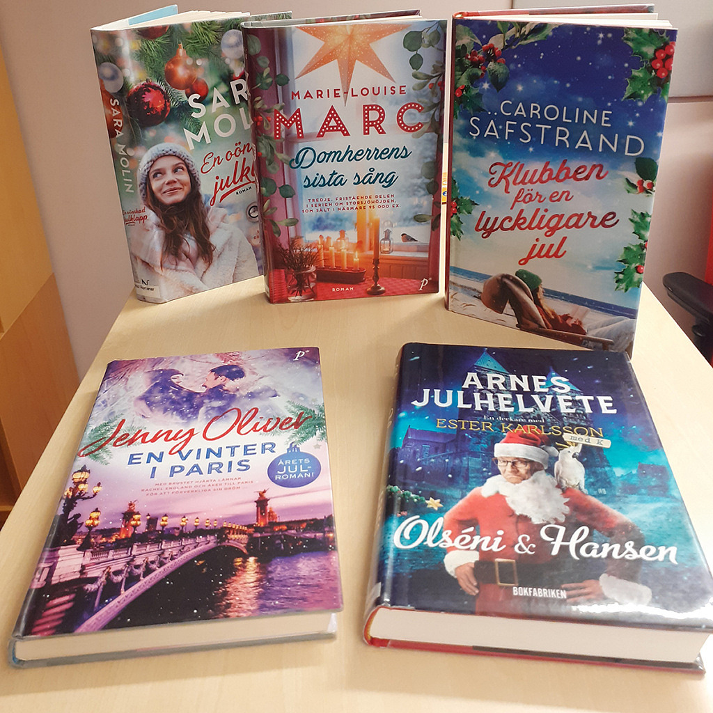 Ett bord med böcker.